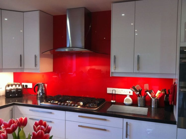 red kitchen backsplash