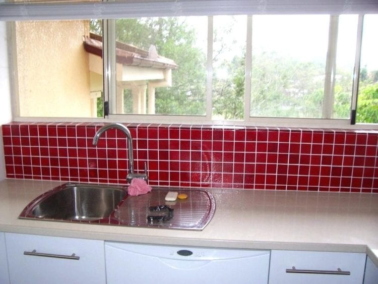 red kitchen backsplash