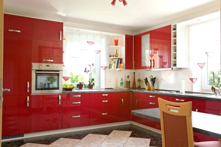 Red Kitchen Wall Décor Ideas