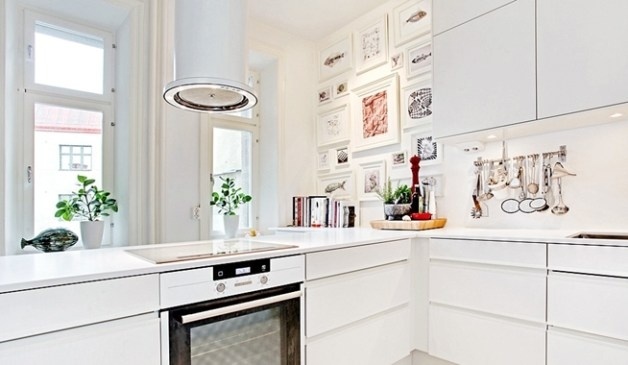 White Kitchen Wall Décor Design