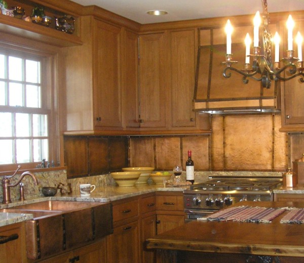Traditional-Kitchen-Design-with-Copper-Backsplash