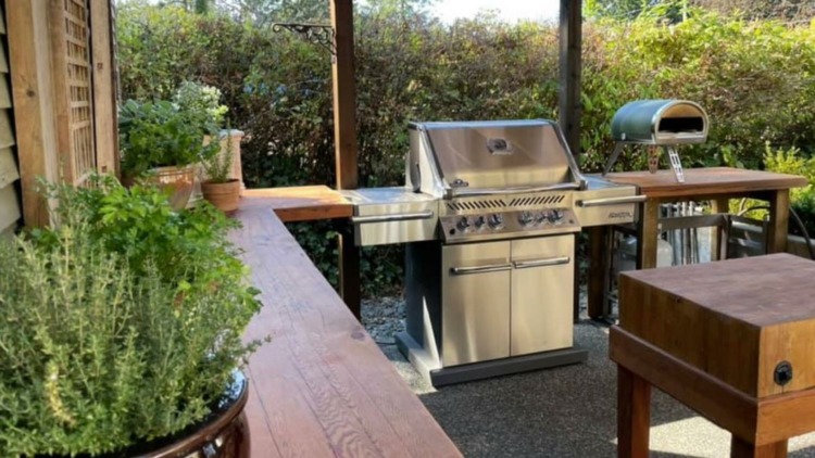 L-Shaped Countertop for Large Kitchen