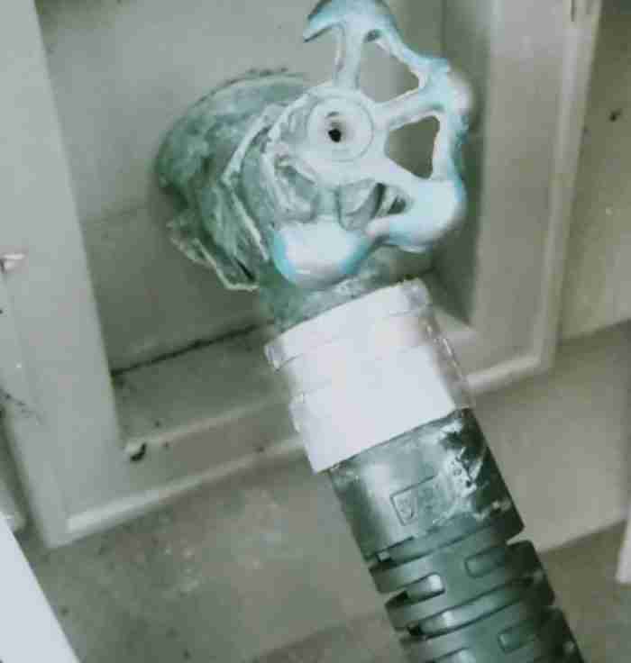 How to remove a stuck garden hose