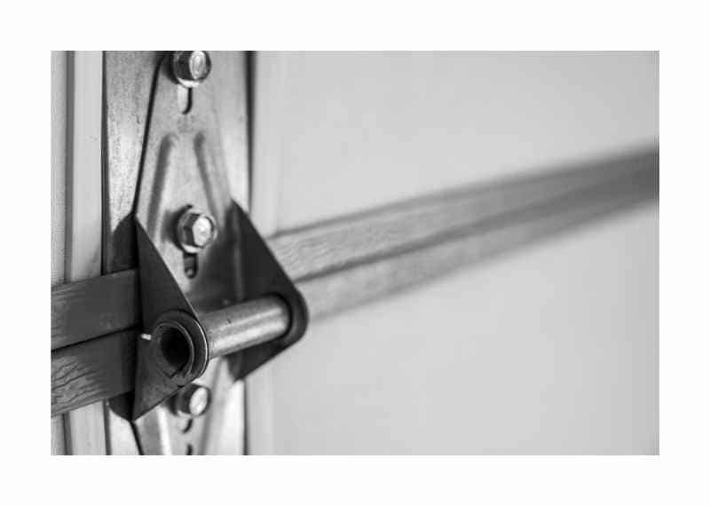 cleaning door hinges
